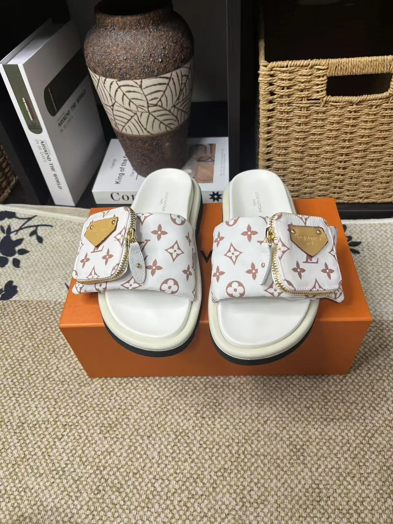 P380 yuan LV Louis Vuitton Full of high-end feel! A popular model among bloggers at home and abroad, it’s retro and fashionable, and looks stunning on your feet! Mainly recommended model on the official website★ ━━━━━ ЅᏇєєt ━━━━━ ▪️Upper: original calfskin ➕5D printing process ▪️Inner: imported mixed sheepskin ▪️Outsole: original molded foam outsole ▪️Size: Female 35-40 Men's 39-44 (women's 41 men's 45)